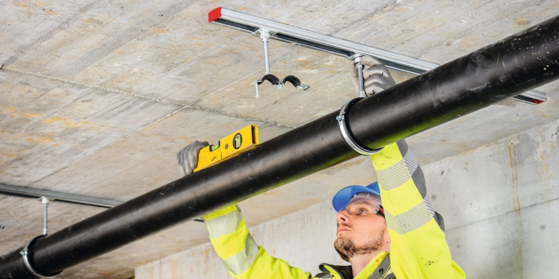 Avec Hilti MQ, par exemple, vous fixez des tuyaux suspendus dans les rails d'installation au plafond.