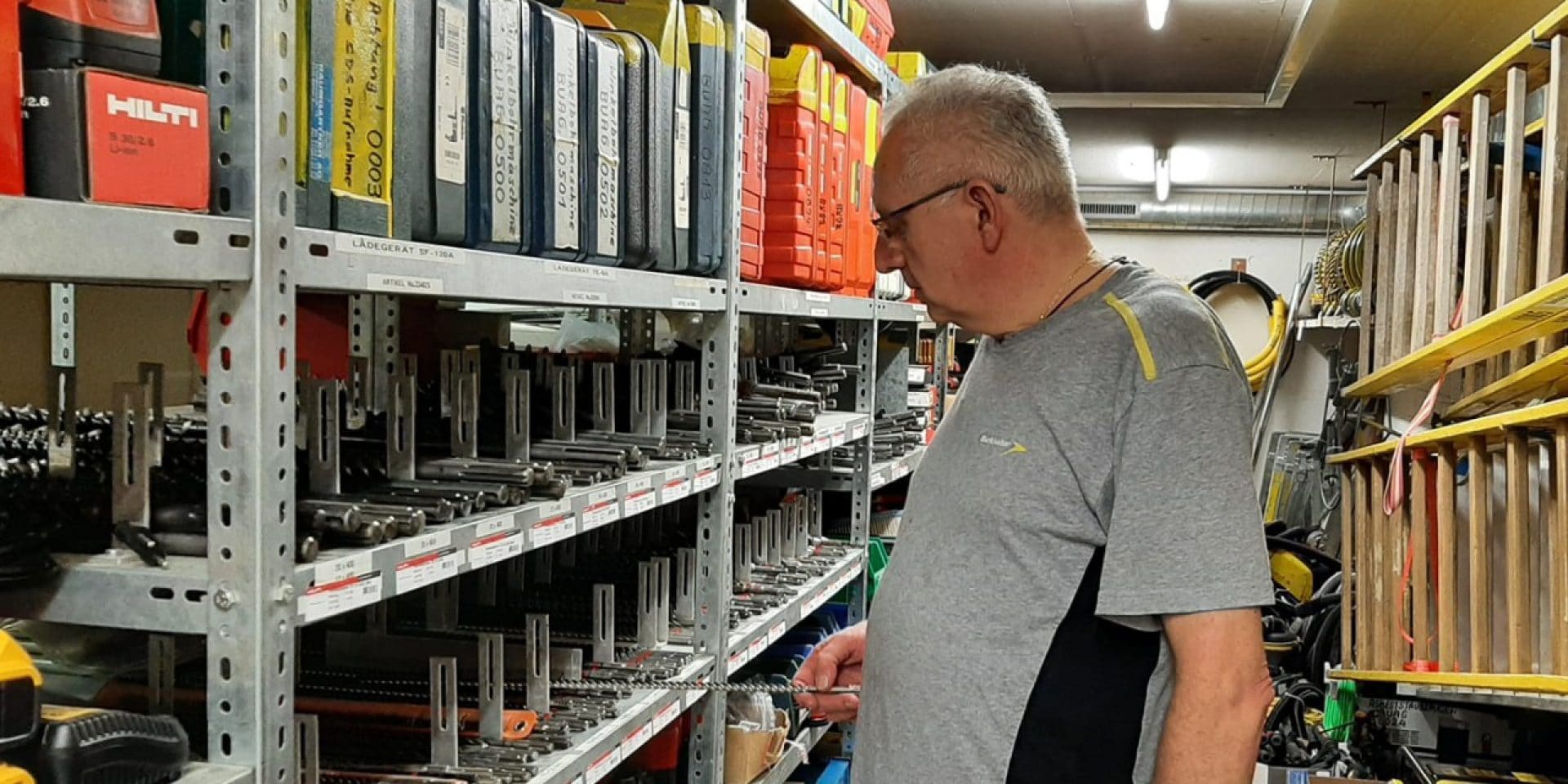 Der Logistikleiter der Burkhalter Technics AG blickt auf Verbrauchsmaterial im Lagerschrank.