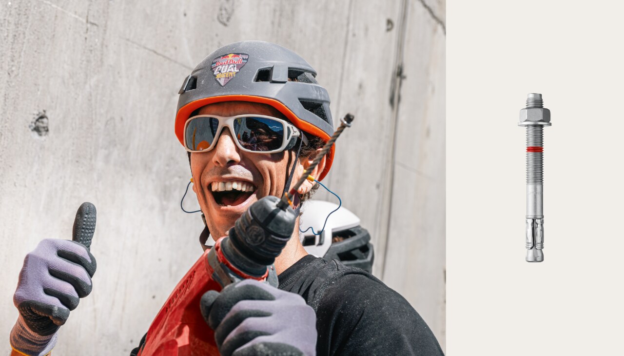 L'allestitore di percorsi tiene il TE 6-22 e sorride alla telecamera.