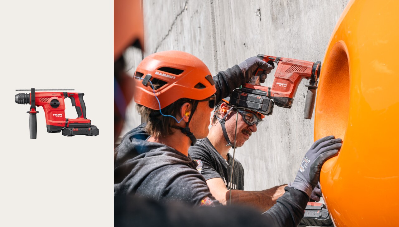 Primo piano di due allestitori di percorsi che assicurano una presa con un performatore a batteria Hilti TE 6-22.
