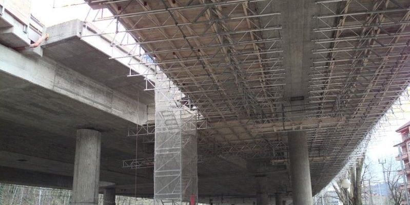 .La figura mostra un ponte autostradale in costruzione grezza