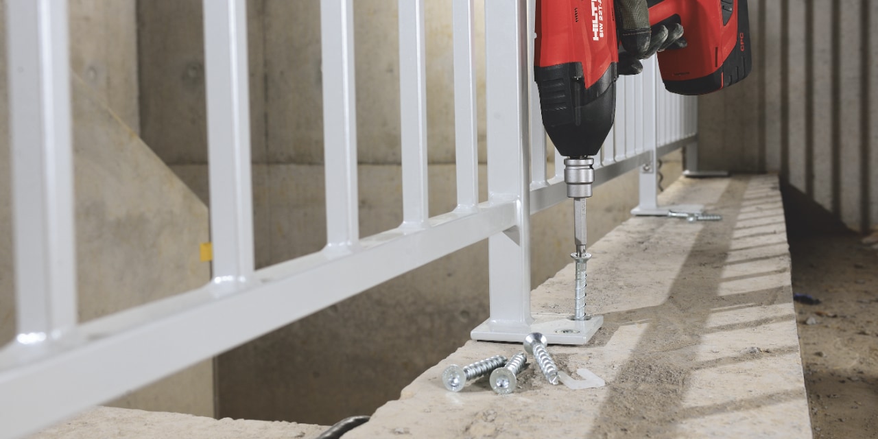 Fissaggio di una ringhiera con i tasselli Hilti