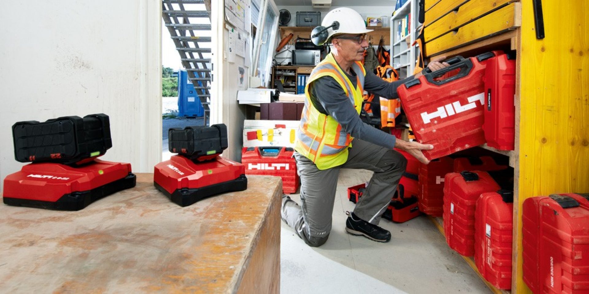 La foto mostra una persona con una valigetta Hilti in un magazzino attrezzi.