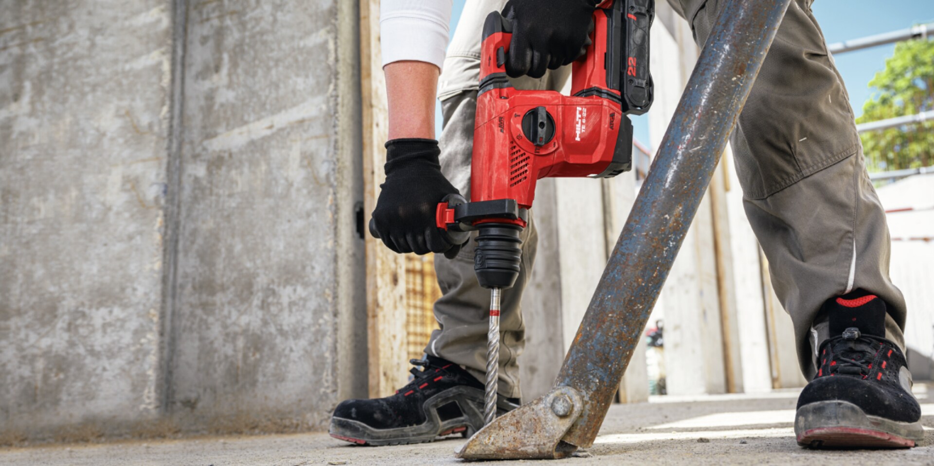 Primo piano di un Hilti Nuron TE 4-22 tenuto con due mani con i guanti.