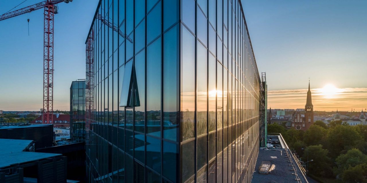 Vista del nuovo centro commerciale e alberghiero di Posejdon con lo skyline di Setttin all'alba
