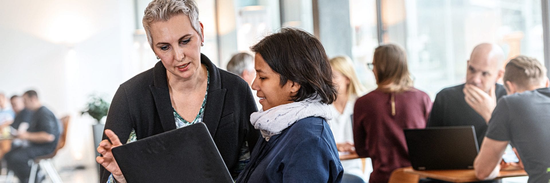 Incontro di due donne di origini diverse in azienda