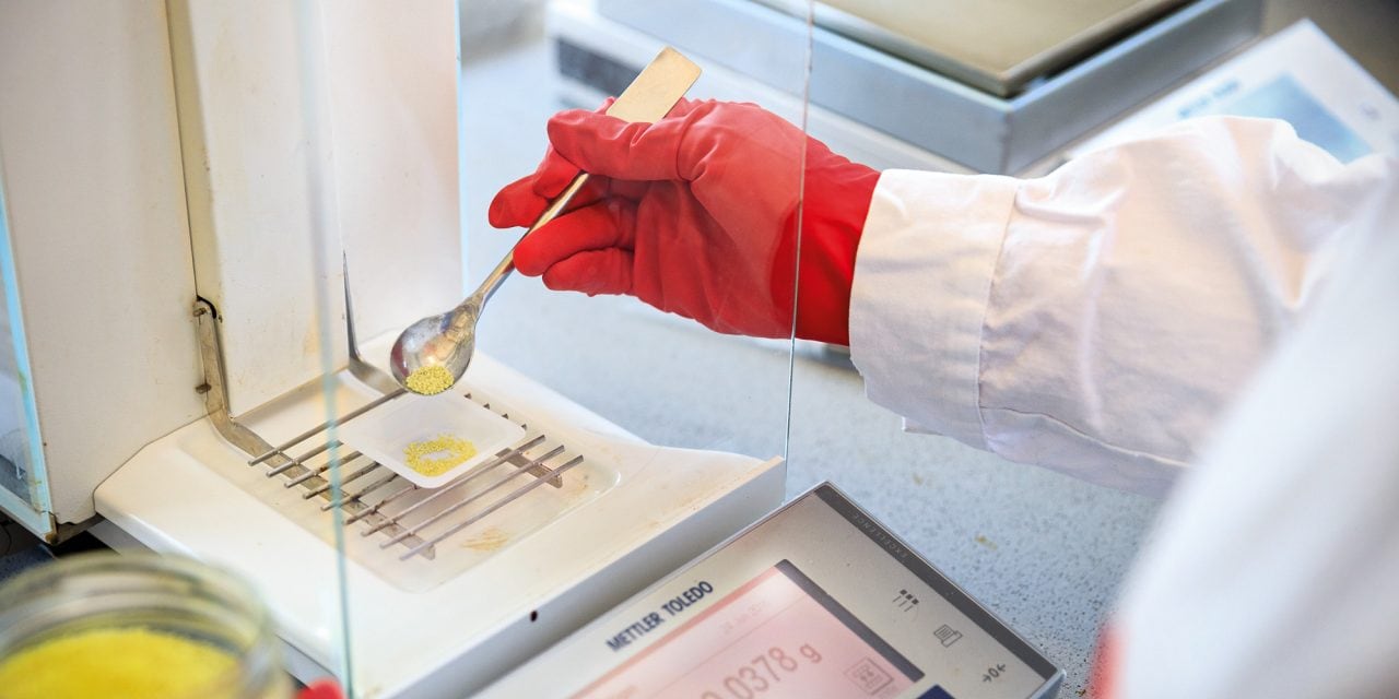 Bilancia da laboratorio in uso per la misurazione degli ingredienti