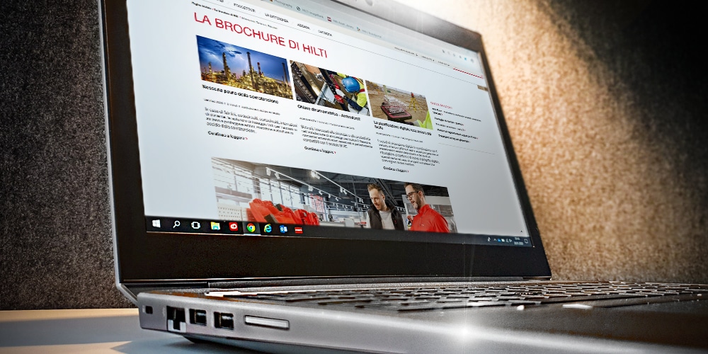 Portatile aperto con la rivista Hilti