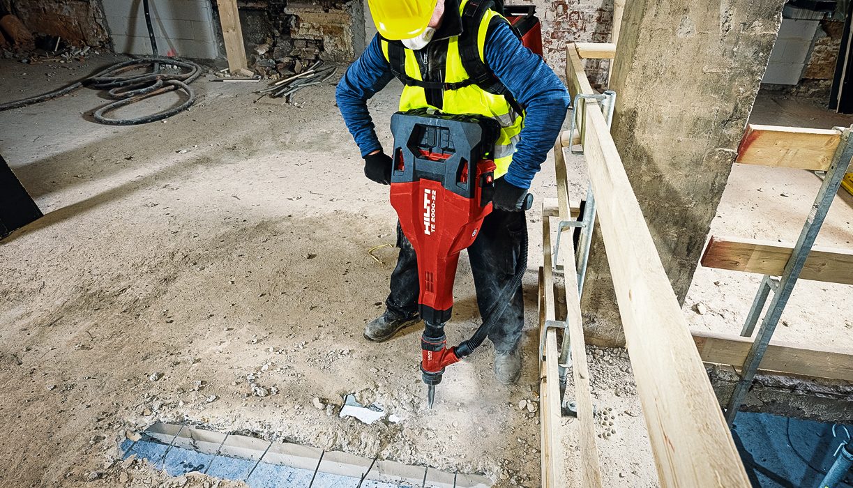 Demolizione con demolitore a batteria TE 2000-22