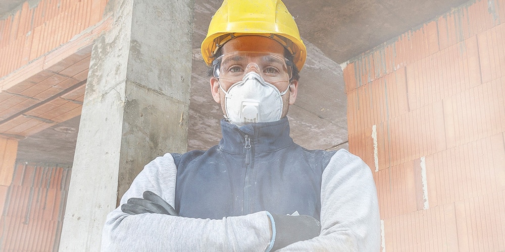 Persona con mascherina antipolvere