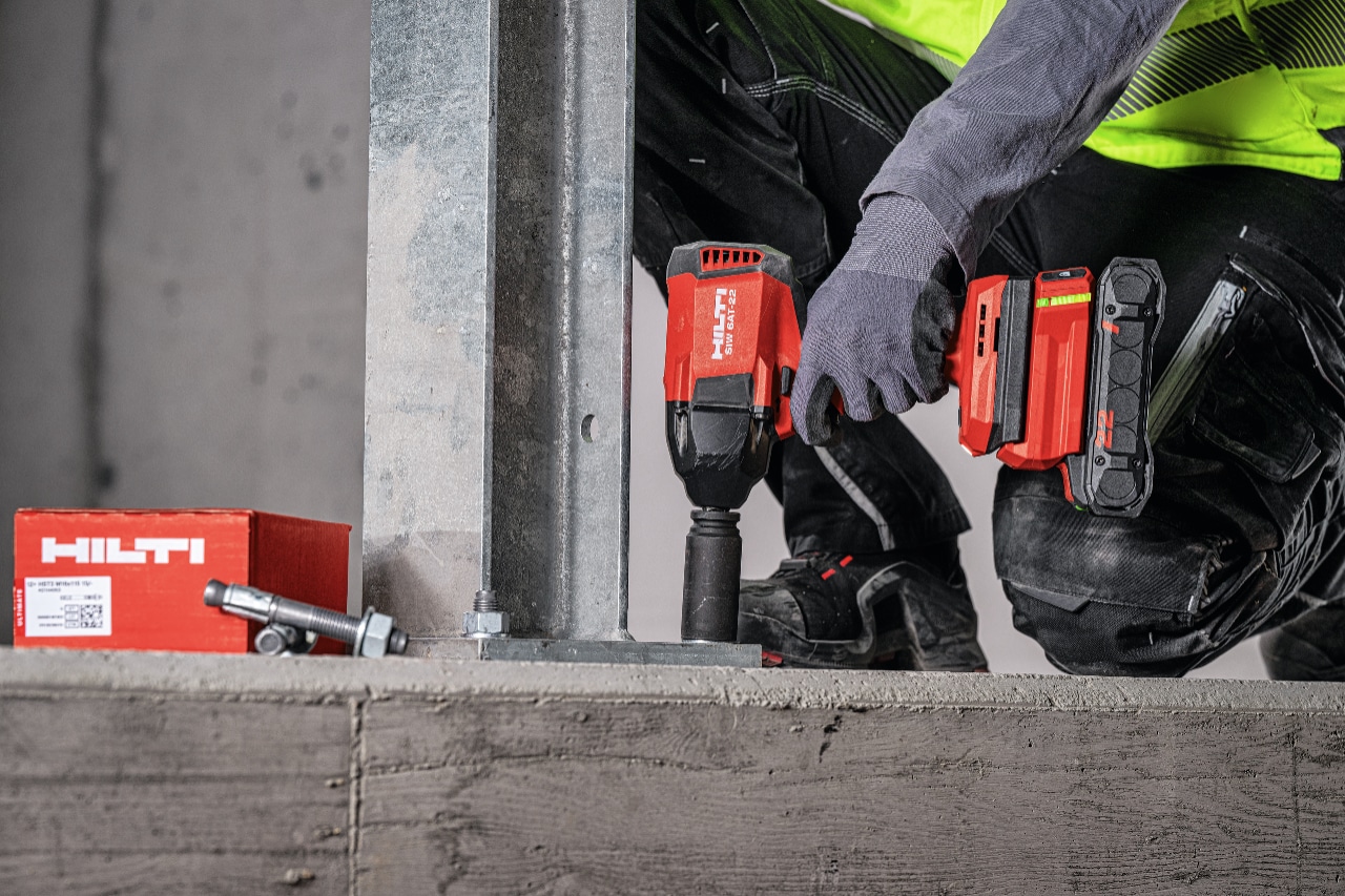 Fissaggio a vite del metallo nel pre-assemblaggio con gli avvitatori a percussione a batteria Hilti
