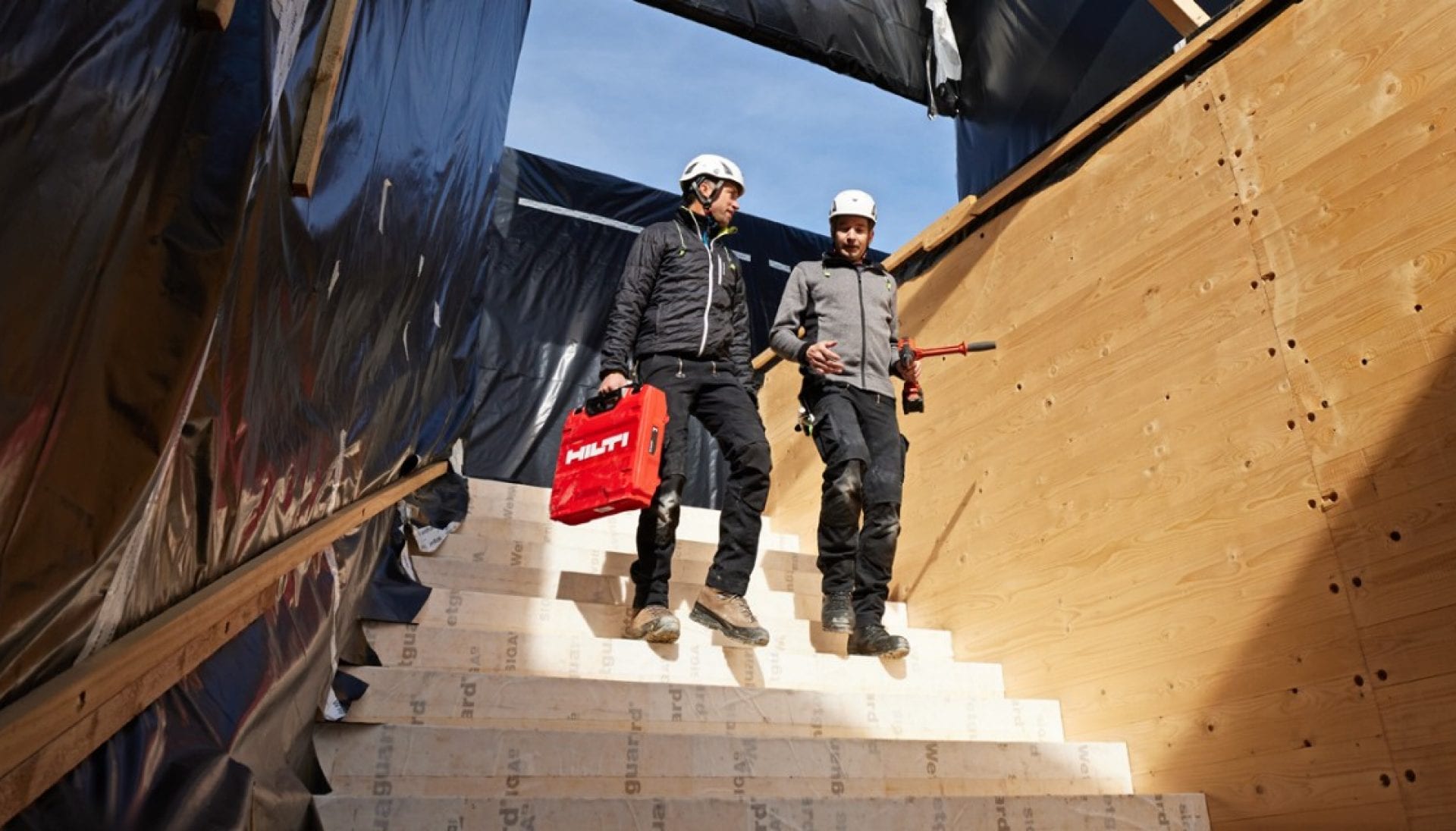 Due operatori ispezionano una costruzione in legno