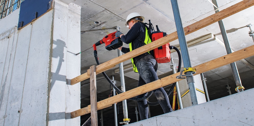 Lavoratore con il sistema SafeSet per l’ancoraggio chimico