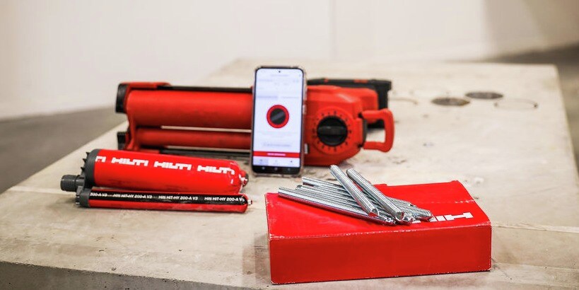 Un’immagine mostra l’app per il calcolo del volume, la resina chimica HIT HY 200-A V3, HDE 500-22 e le barre di ancoraggio