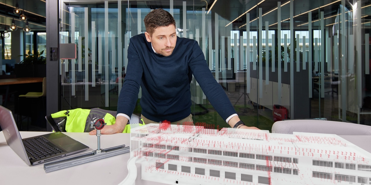 Ispezione in loco da parte di un ingegnere con esame tramite modello BIM-3D di tutti i supporti dei tubi e dei sistemi modulari