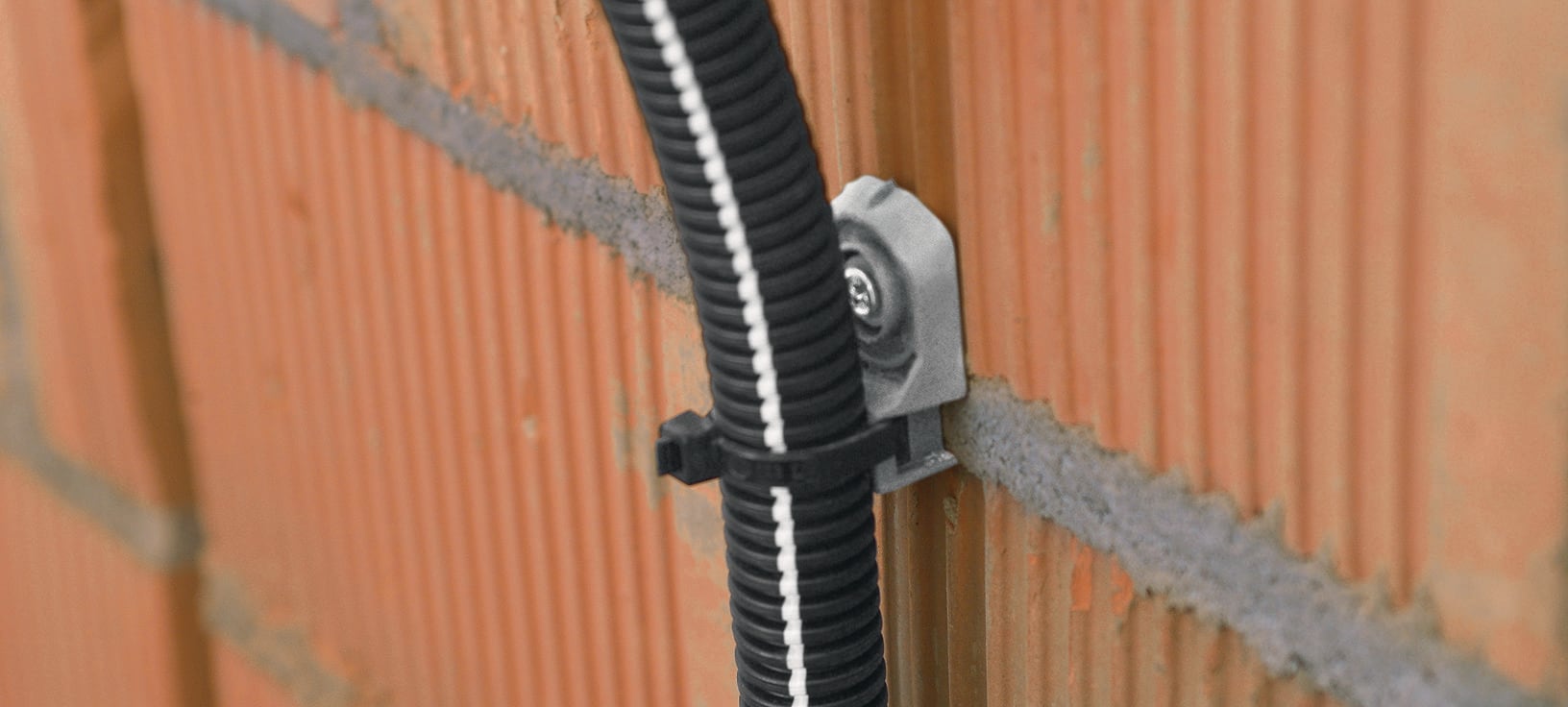 Support de câble de rupture en acier galvanisé pour montage sur l'attelage  de remorque. Réglementation en Suisse et aux Pays-Bas. En Suisse uniquement