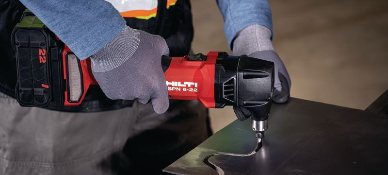 SPN 6-22 CN Roditrice a batteria Cesoia cordless ad elevata capacità per il taglio di lamiere e profilati metallici con una maggiore velocità e una deformazione minima (piattaforma della batteria Nuron) Applicazioni 1