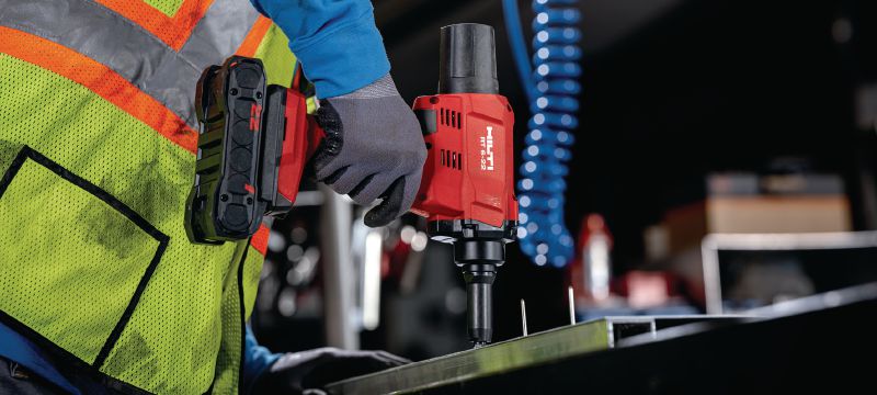 RT 6-22 Attrezzo per rivetti a batteria Rivettatrice cordless per l'installazione semplice e rapida di rivestimenti e la fabbricazione di metallo utilizzando rivetti in acciaio o in alluminio (piattaforma della batteria Nuron) Applicazioni 1