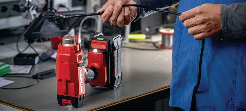 Pistola termica cordless NHG 6-22 Potente pistola termica cordless con riscaldamento rapido e flusso d'aria elevato per terminazioni di cavi, piegatura di tubi e termoretrazione (piattaforma della batteria Nuron) Applicazioni 1