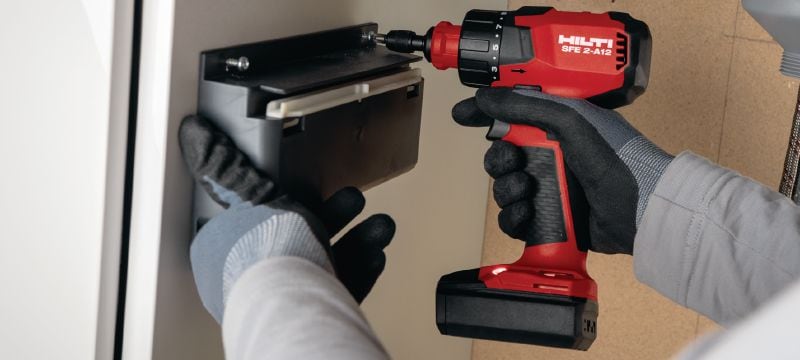 Trapano avvitatore multitesta SFE 2-A12 Trapano avvitatore a batteria multitesta da 12V classe sub-compatta (offset, ad angolo retto, porta-inserti da 13 mm esagonale e senza utensili) per lavori d'installazione in spazi ristretti e negli angoli Applicazioni 1