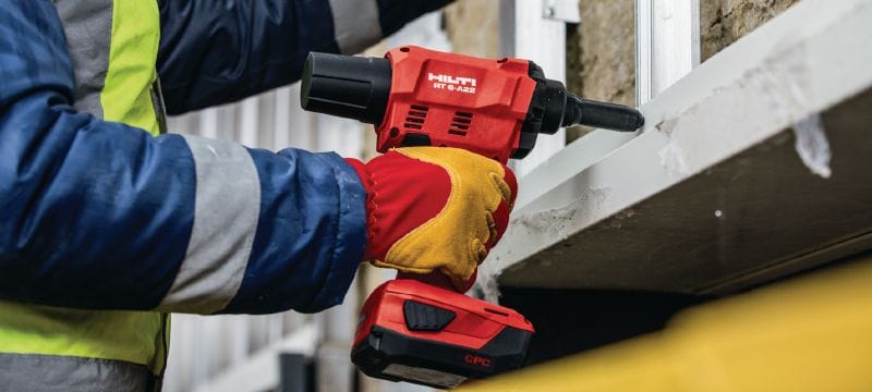 RT 6-A22 Rivettatrice cordless da 22 V alimentata da batterie Li-ion per lavori di installazione e produzione industriale usando rivetti di diametro massimo 4,8 mm (fino a 5,0 mm per rivetti in alluminio) Applications 1