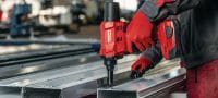 RT 6-A22 Rivettatrice cordless da 22 V alimentata da batterie Li-ion per lavori di installazione e produzione industriale usando rivetti di diametro massimo 4,8 mm (fino a 5,0 mm per rivetti in alluminio) Applications 6