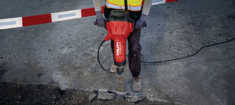 Marteau-piqueur électrique pour charges lourdes TE 3000-AVR Burineur exceptionnellement puissant pour charges lourdes de démolition du béton, de découpe de l'asphalte, de terrassement et d'enfoncement de tiges de mise à la terre. Applications 1