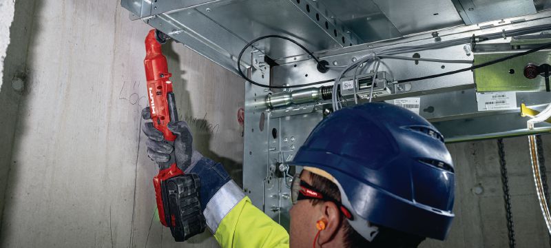 Avvitatore a impulsi angolare SIW 4R-22 3/8 Avvitatore a impulsi angolare, compatto, cordless per raggiungere le applicazioni di difficile accesso Applicazioni 1