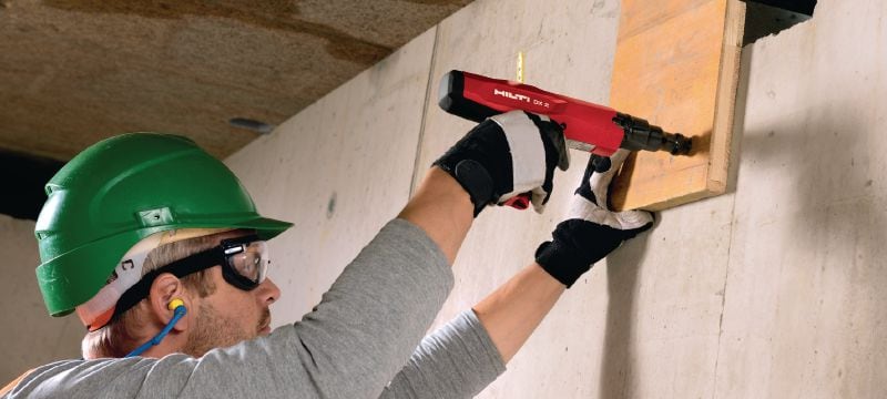 Bolzensetzgerät DX 2 Halbautomatisches Bolzensetzgerät, zum Setzen von Einzelnägeln in mittelschweren Anwendungen in Beton und Stahl Anwendungen 1