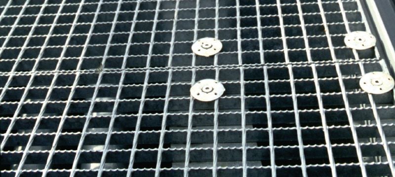 Flangia per fissaggio di grigliati X-FCM-R (acciaio inox) Flangia per grigliati in acciaio inox per il fissaggio di griglie pavimento in ambienti molto corrosivi utilizzando perni filettati Applicazioni 1