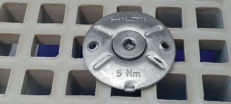 Coupelle de fixation de caillebotis X-FCM-R NG Coupelle de fixation mince en acier inoxydable pour fixer les caillebotis de sol à mailles étroites dans des environnements corrosifs à l'aide de goujons filetés Applications 1