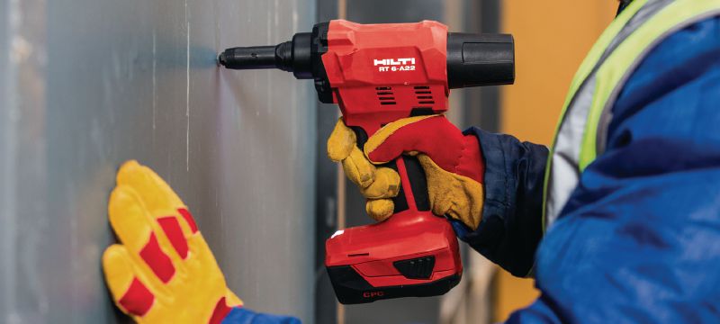 RT 6-A22 Rivettatrice cordless da 22 V alimentata da batterie Li-ion per lavori di installazione e produzione industriale usando rivetti di diametro massimo 4,8 mm (fino a 5,0 mm per rivetti in alluminio) Applications 1