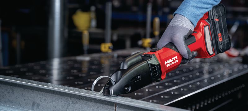 SSH 6-22 Cesoie a batteria Cesoia cordless a doppia lama ad alta capacità per tagli rapidi di lamiere, profilati e condotti HVAC fino a 2,5 mm│12 gauge (piattaforma batteria Nuron) Applicazioni 1