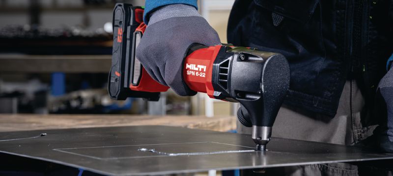 SPN 6-22 CN Roditrice a batteria Cesoia cordless ad elevata capacità per il taglio di lamiere e profilati metallici con una maggiore velocità e una deformazione minima (piattaforma della batteria Nuron) Applicazioni 1