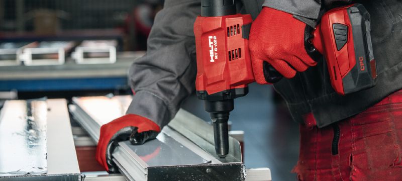 RT 6-A22 Rivettatrice cordless da 22 V alimentata da batterie Li-ion per lavori di installazione e produzione industriale usando rivetti di diametro massimo 4,8 mm (fino a 5,0 mm per rivetti in alluminio) Applicazioni 1