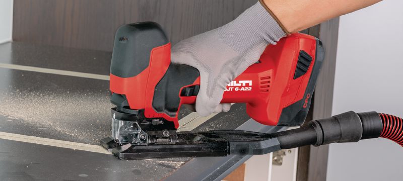 Seghetto alternativo cordless SJT 6-A22 Potente seghetto alternativo cordless da 22 V con impugnatura cilindrica a T per tagli curvi sopra o sotto la superficie di lavoro Applicazioni 1