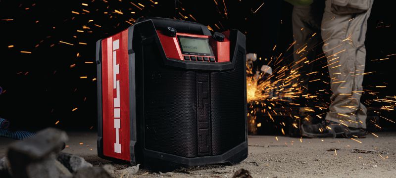 R 6-22 Radio da cantiere Radio da cantiere portatile a batteria con fino a 22 ore di riproduzione per ciascuna ricarica ed extra durata per l'uso in cantiere (piattaforma della batteria Nuron) Applicazioni 1