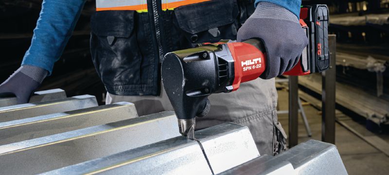 SPN 6-22 RN Roditore a batteria Cesoia cordless ad elevata capacità per il taglio di profilati metallici con una maggiore velocità e una deformazione minima (piattaforma della batteria Nuron) Applicazioni 1