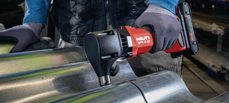 SPN 6-22 CN Roditrice a batteria Cesoia cordless ad elevata capacità per il taglio di lamiere e profilati metallici con una maggiore velocità e una deformazione minima (piattaforma della batteria Nuron) Applicazioni 1