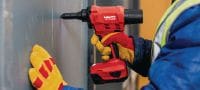RT 6-A22 Rivettatrice cordless da 22 V alimentata da batterie Li-ion per lavori di installazione e produzione industriale usando rivetti di diametro massimo 4,8 mm (fino a 5,0 mm per rivetti in alluminio) Applications 4