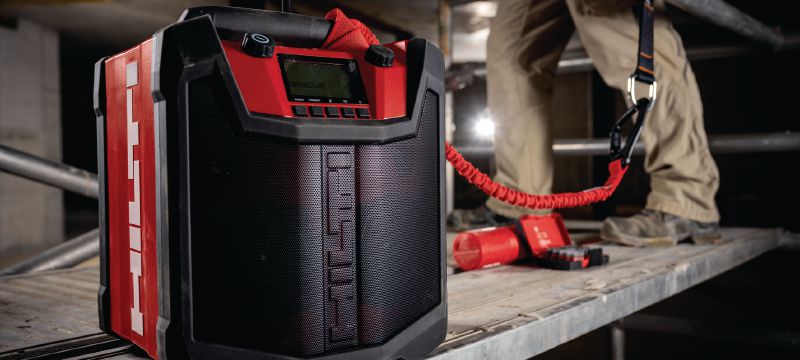 Radio de chantier R 6-22 Radio de chantier portative sur batterie avec jusqu’à 22 heures d’autonomie par charge et une durée de vie accrue sur les chantiers (plateforme de batteries Nuron) Applications 1