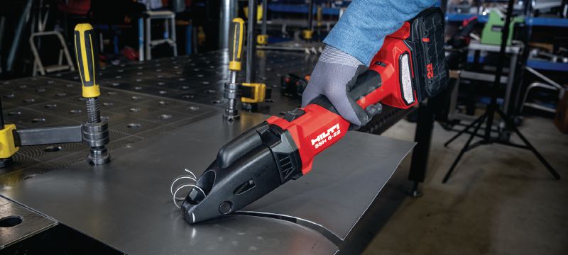 SSH 6-22 Cesoie a batteria Cesoia cordless a doppia lama ad alta capacità per tagli rapidi di lamiere, profilati e condotti HVAC fino a 2,5 mm│12 gauge (piattaforma batteria Nuron) Applicazioni 1