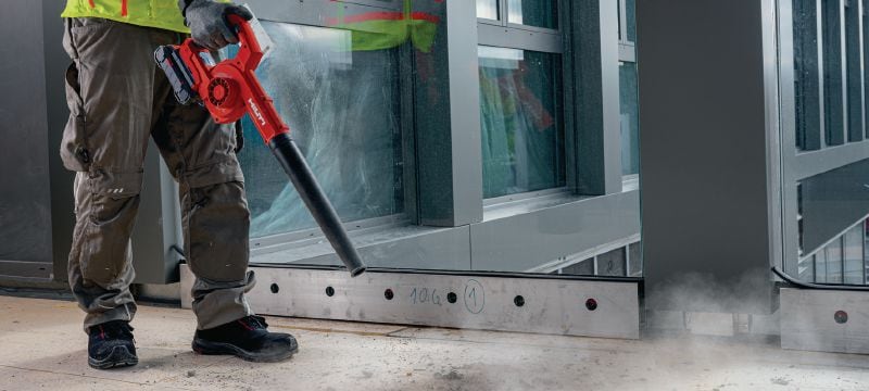 Soffiatori cordless NBL 4-22 Soffiatore compatto per la rimozione dei detriti di cantiere e la preparazione delle superfici di lavoro (piattaforma a batteria Nuron) Applicazioni 1