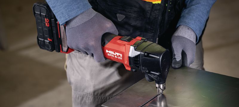 SPN 6-22 CN Roditrice a batteria Cesoia cordless ad elevata capacità per il taglio di lamiere e profilati metallici con una maggiore velocità e una deformazione minima (piattaforma della batteria Nuron) Applicazioni 1