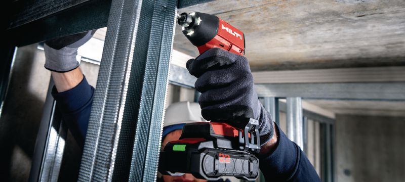 Avvitatore a impulsi cordless SID 4-22 Avvitatore a impulsi brushless compatto ottimizzato per un fissaggio non strutturale più affidabile ed efficiente nel legno e nel metallo (piattaforma batteria Nuron) Applicazioni 1