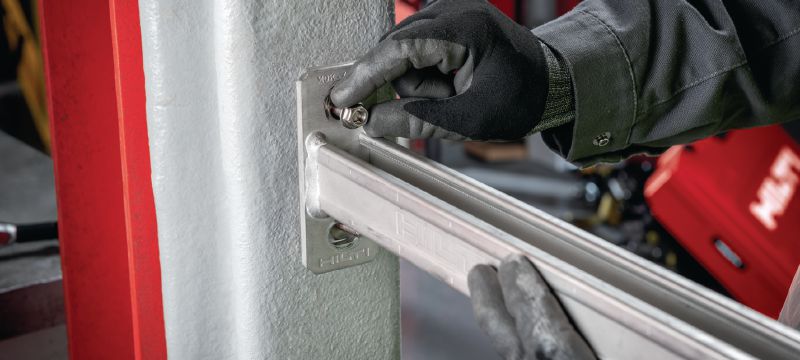 Distanziatore filettato (acciaio inox) Distanziatore filettato maschio-femmina in acciaio per il fissaggio a travi in acciaio rivestite con protezione antincendio passiva (PFP) Applicazioni 1